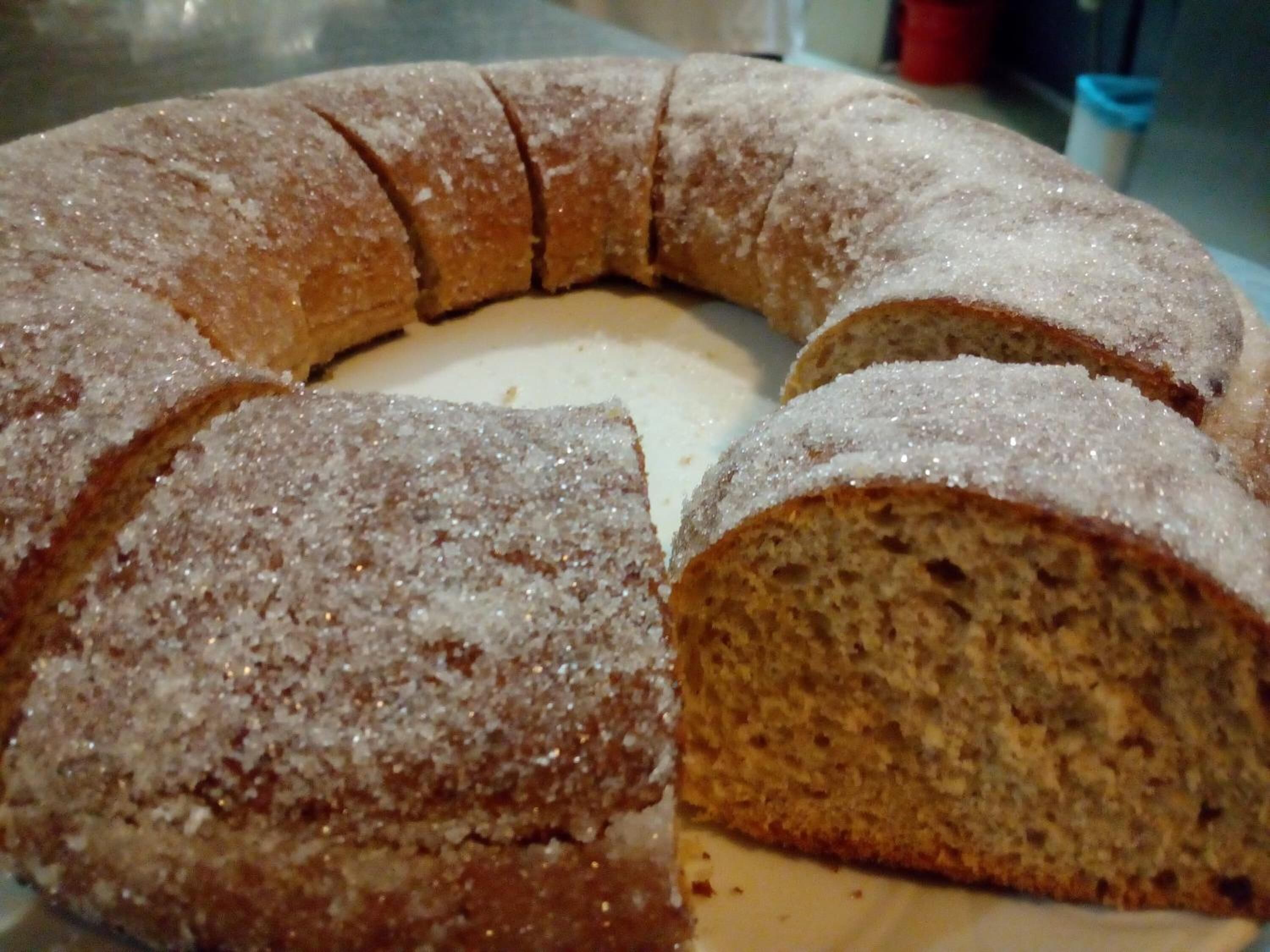 Un pastel Bundt con azúcar glas sobre un plato.