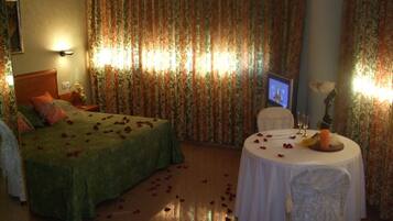 Hypoallergeen beddengoed, een bureau, een laptopwerkplek