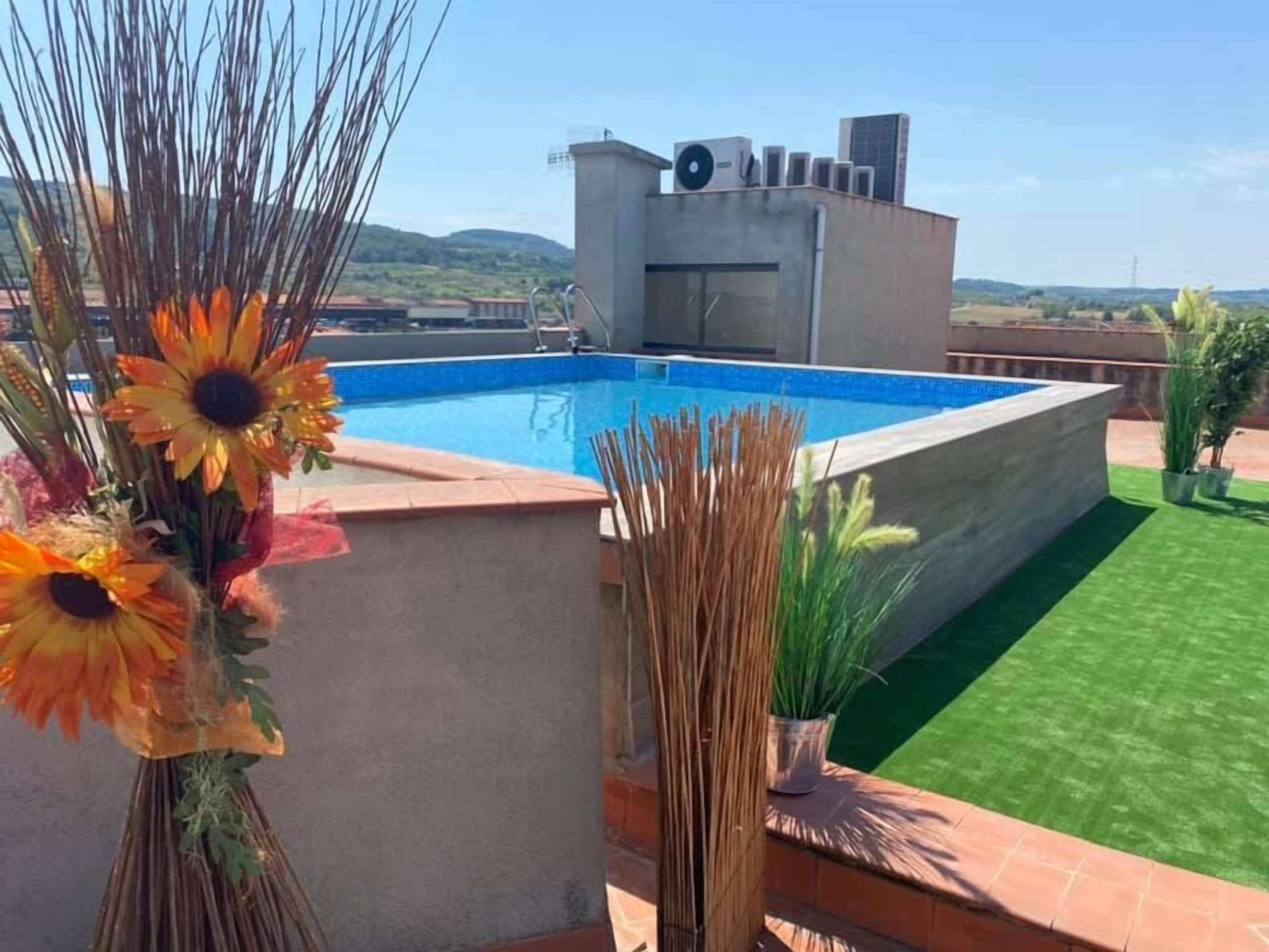 seasonal outdoor pool, open 8:00 am to 7:30 pm, pool loungers