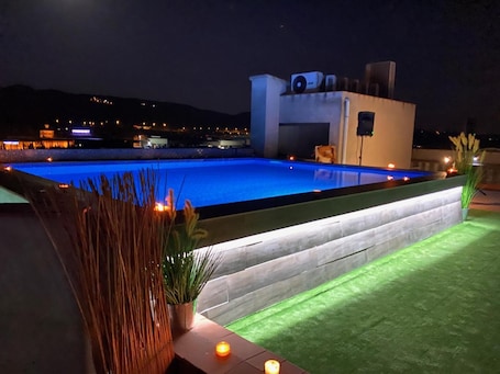 Una piscina al aire libre de temporada, sillones reclinables de piscina. Hotel Fonda Neus