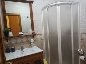 Ensemble douche/baignoire, sèche-cheveux, serviettes fournies