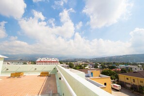 Terrace/patio - The Bailey's New Kingston Suites (Kingston)