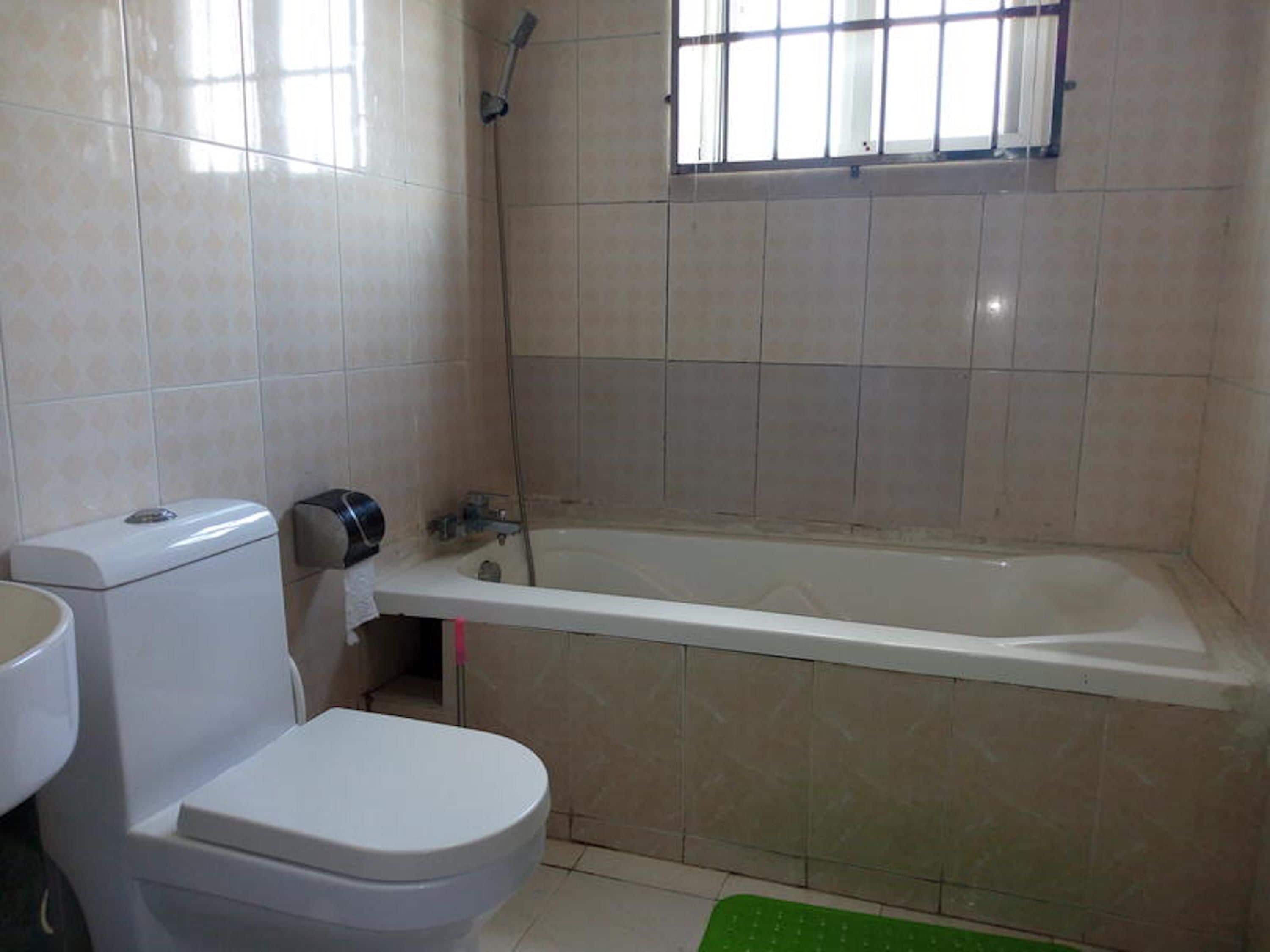 Un baño con inodoro, bidé y bañera.