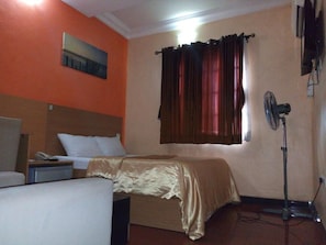 1 bedroom, desk, laptop workspace, free WiFi - Suncity Hotel (Lagos)