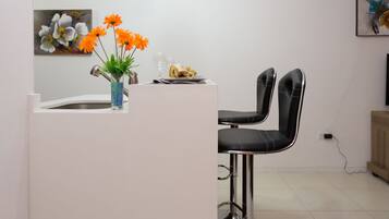 Standard Apartment, 2 Bedrooms, Mountain View | In-room dining