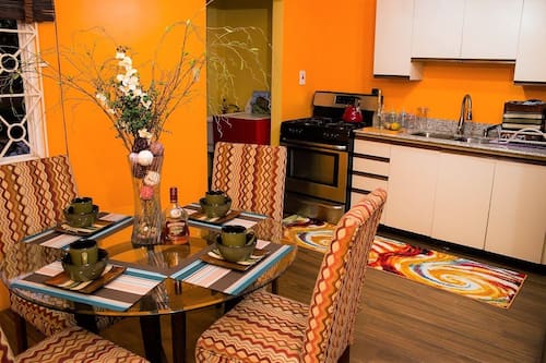 Exclusive Apartment, 2 Bedrooms, Mountain View | In-room dining
