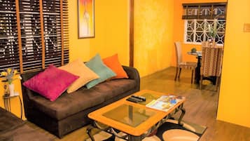 Departamento exclusivo, 2 habitaciones, vista a la montaña | Área de sala de estar | Televisión de pantalla plana de 50 pulgadas con canales por cable