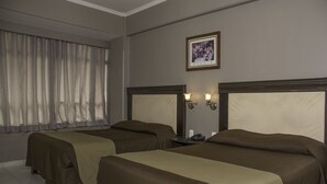 Desk, WiFi (free), bed sheets - Hotel Durango (Durango)