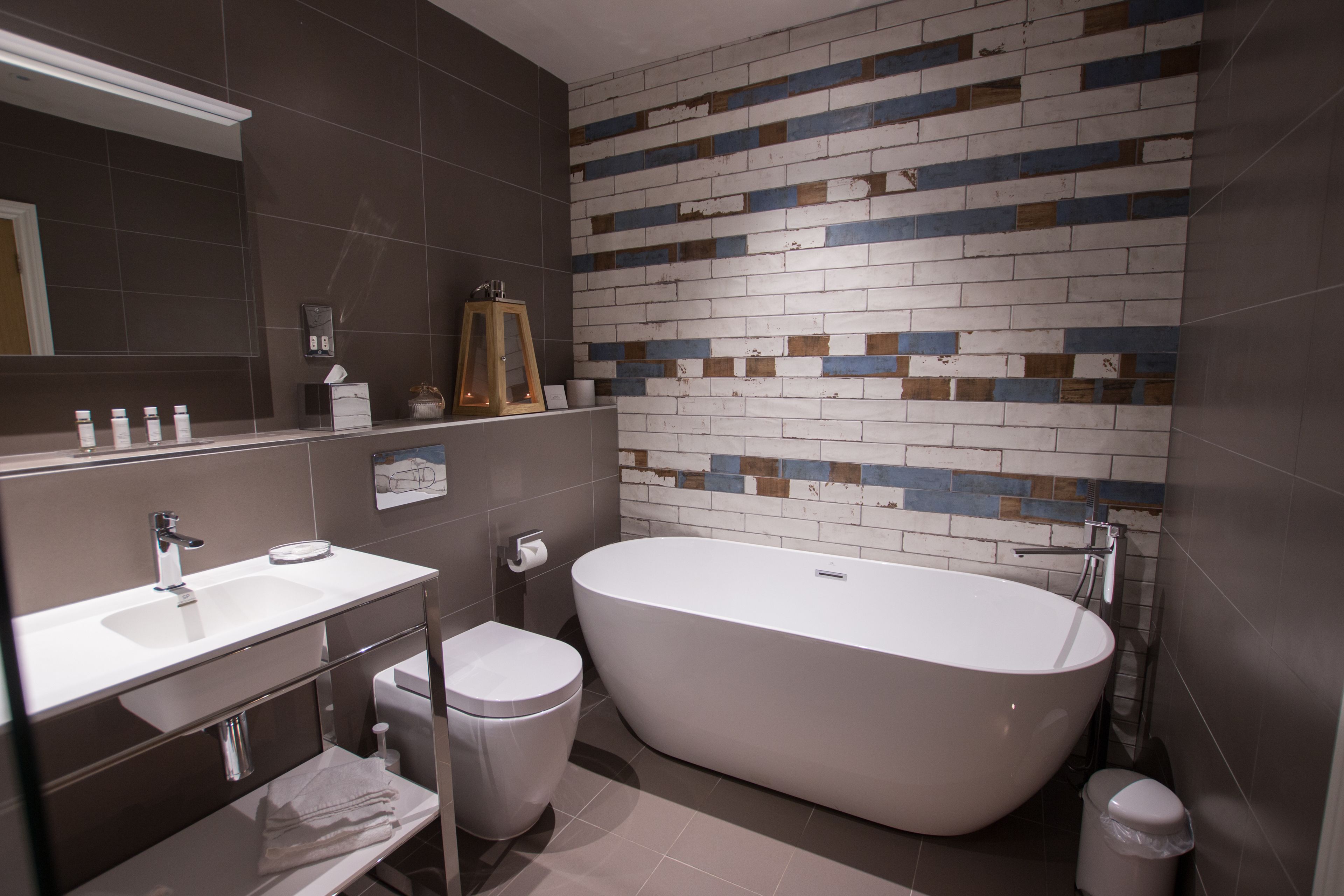 superior room, 1 king bed (fuggles) | bathroom | combined shower/bathtub, designer toiletries, hair dryer, bathrobes