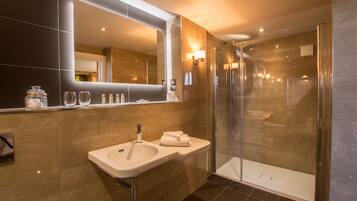 Superior Room, 1 King Bed (Northdown) | Bathroom | Combined shower/bathtub, designer toiletries, hair dryer, bathrobes