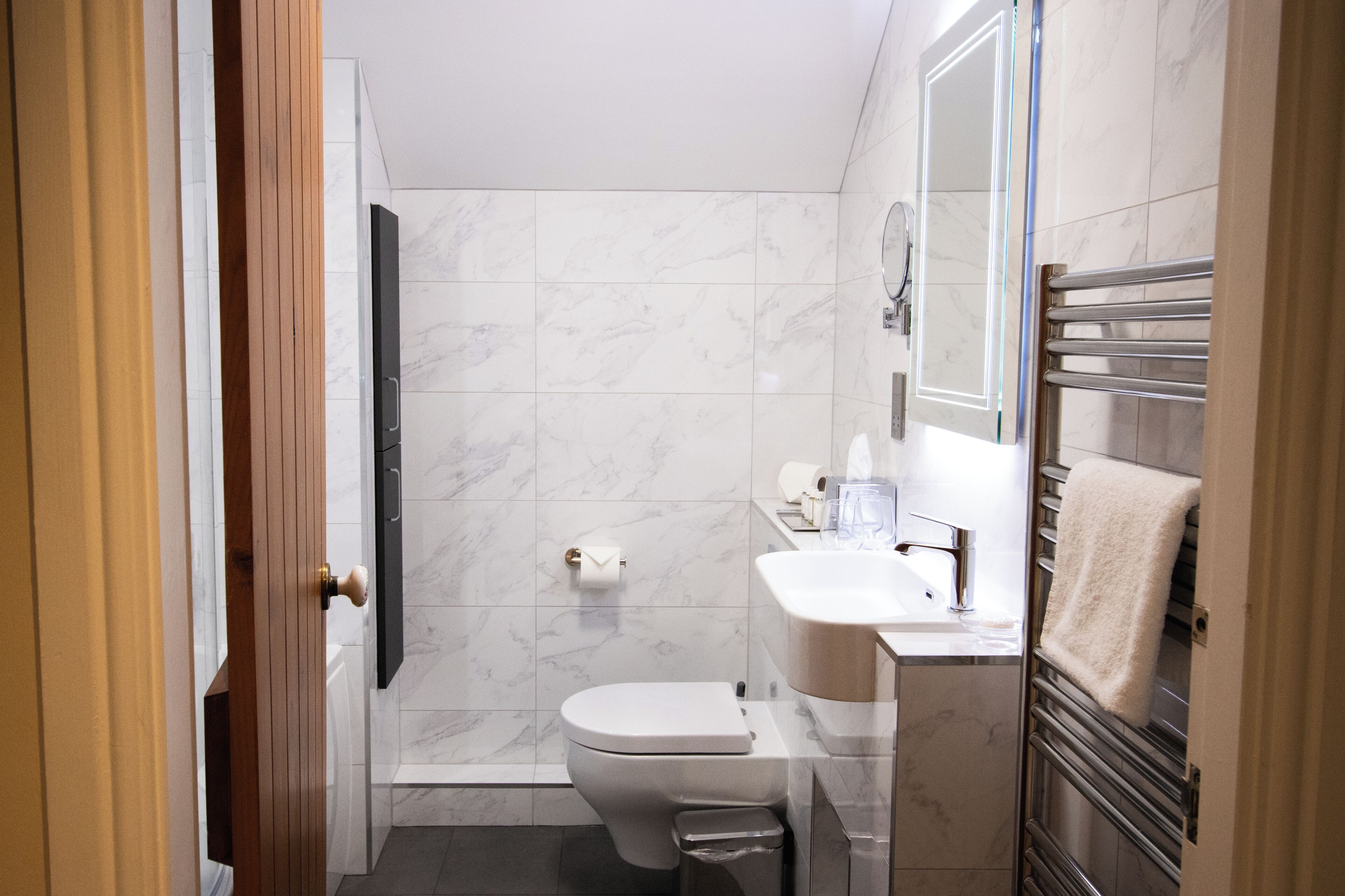 Un bagno piccolo ma funzionale, con il water, lavandino e doccia.