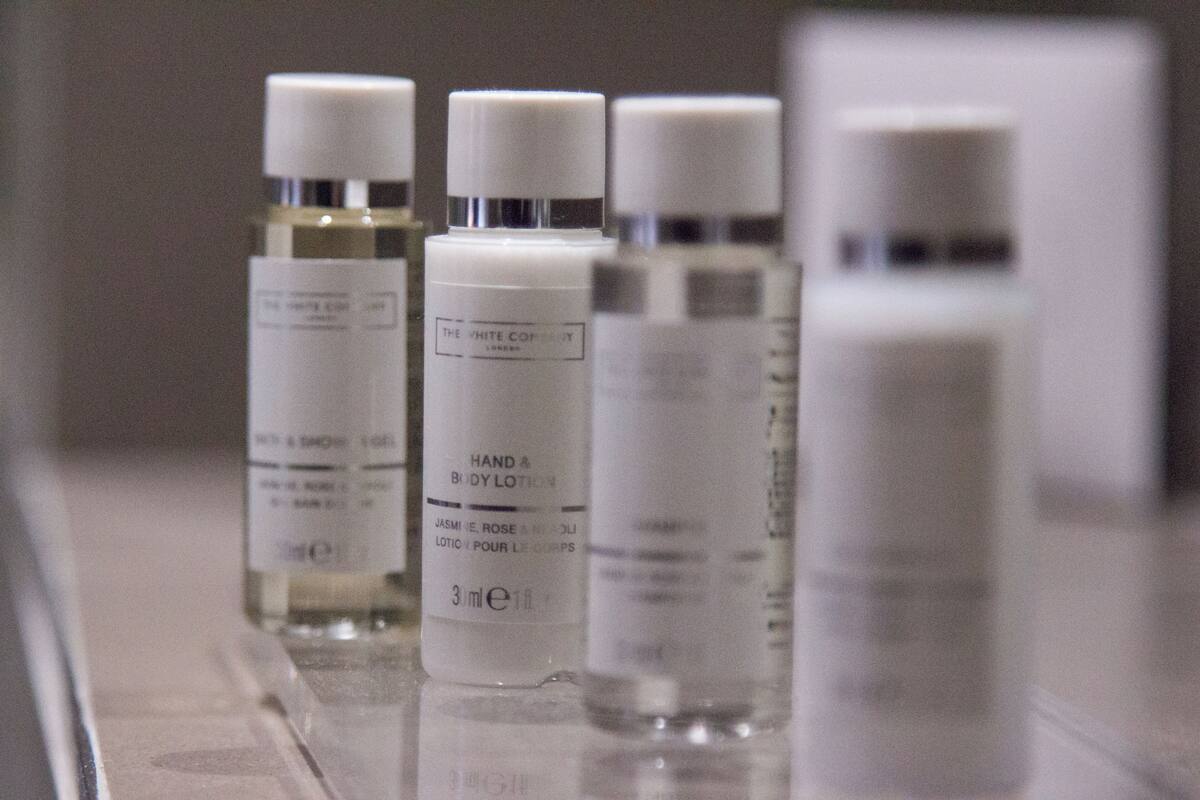 superior room, 1 king bed (northdown) | bathroom | combined shower/bathtub, designer toiletries, hair dryer, bathrobes