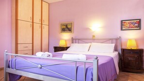 Memory-foam beds, in-room safe, iron/ironing board - Villa Kirki Apartments (Kefalonia)