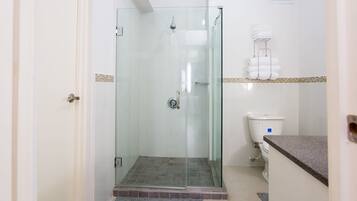 Luxury-Apartment, 1 Schlafzimmer, Bergblick | Badezimmer | Duschwanne, kostenlose Toilettenartikel, Haartrockner, Handtücher