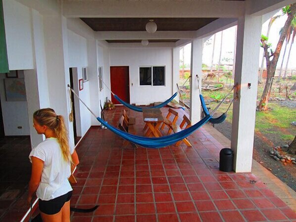 Terrace/patio - Hostal Los Almendros (Tamanique)