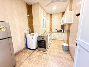 Departamento, 2 habitaciones | Cocina privada | Refrigerador con congelador, microondas y parrilla de estufa 