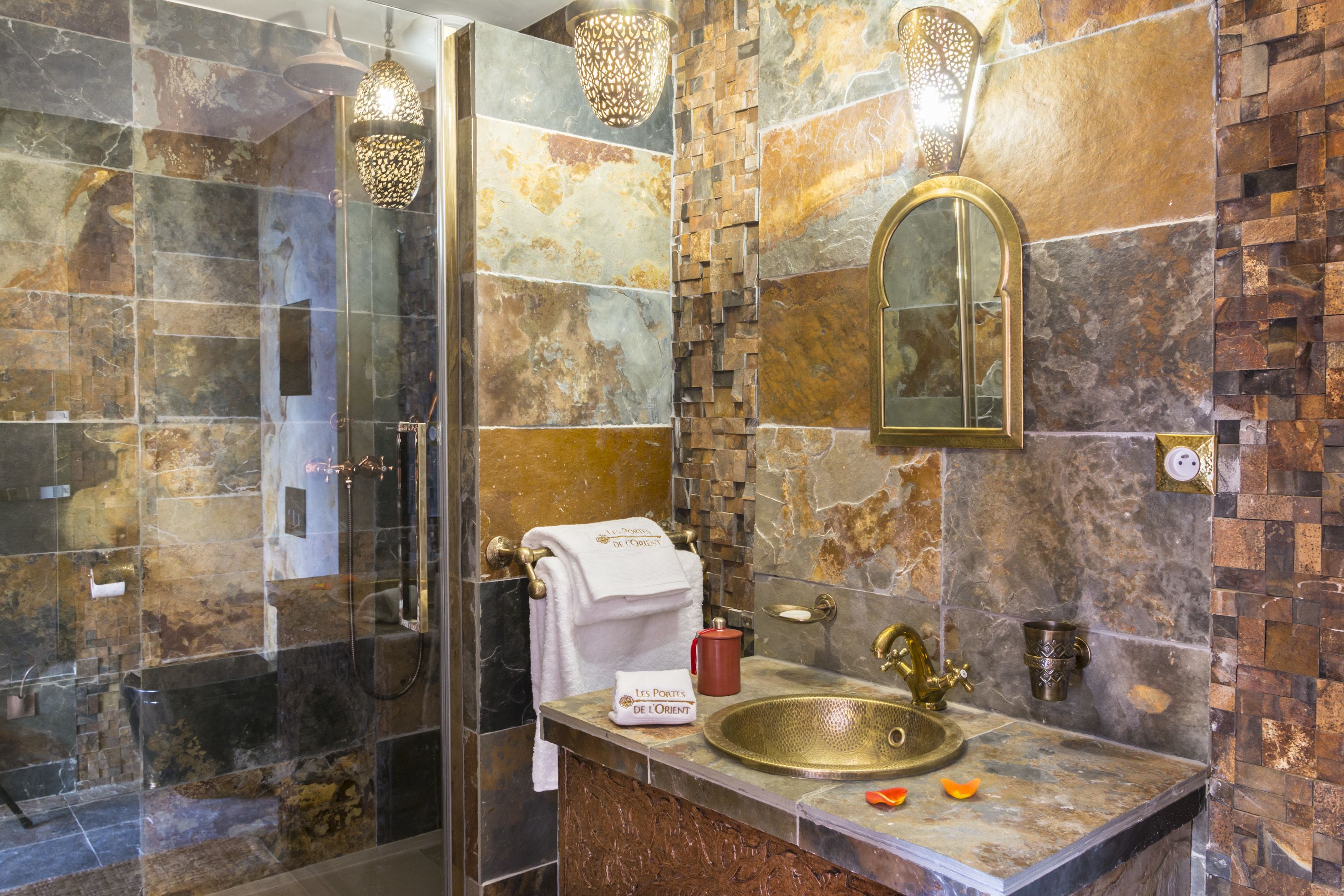 double room (timimoun) | bathroom | free toiletries, hair dryer, towels, toilet paper