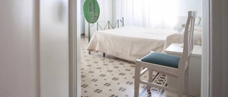 Habitación triple | Escritorio, sistema de insonorización, wifi gratis y ropa de cama