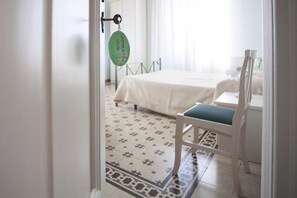 Triple Room | Desk, soundproofing, free WiFi, bed sheets - GuestHouse Liberty (Lucca)