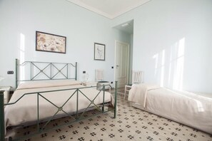 Camera tripla | Una scrivania, insonorizzazione, Wi-Fi gratuito, lenzuola