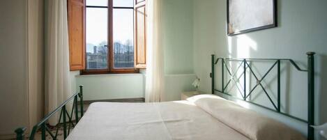 Desk, soundproofing, free WiFi, bed sheets