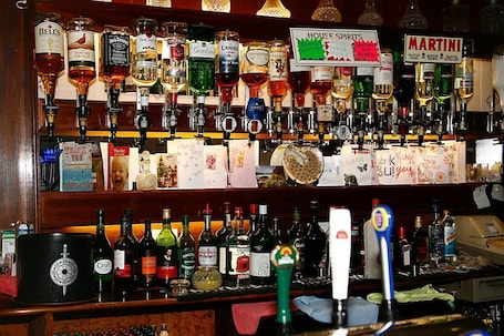 Bar (en la propiedad). Channel View Hotel