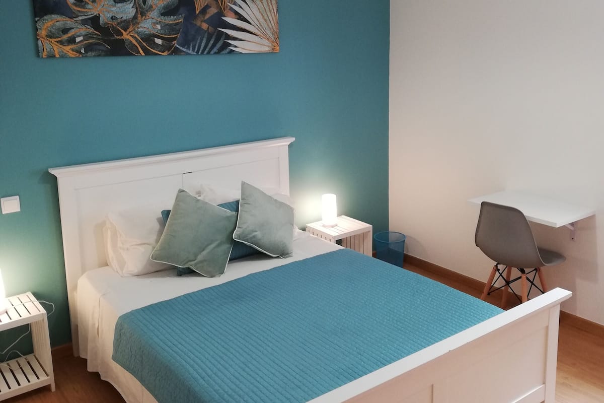 City Room, 1 Queen Bed, Non Smoking, Mountain View | Premium bedding, Select Comfort beds, desk, blackout drapes