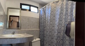 スーペリア ルーム キングベッド 1 台 | バスルーム | シャワー、タオル、石鹸、シャンプー