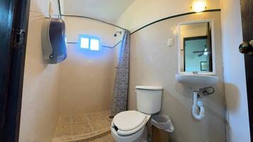 Phòng đôi | Phòng tắm | Buồng tắm vòi sen, khăn tắm, xà phòng, dầu gội