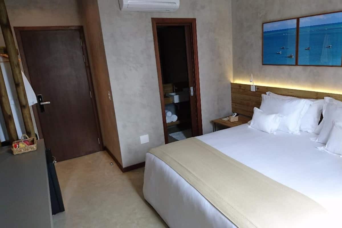 Egyptian cotton sheets, premium bedding, pillow-top beds, minibar