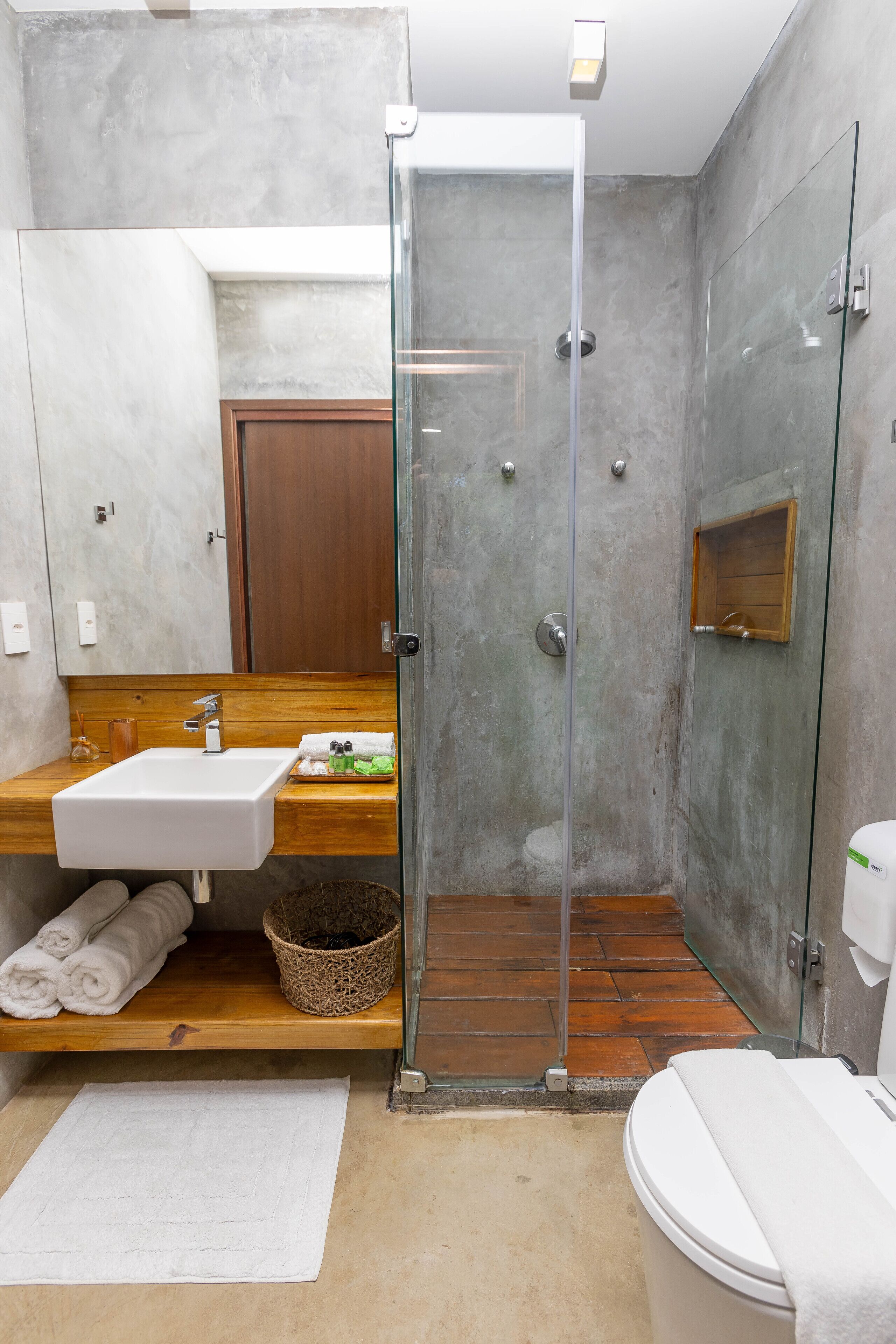 Suite (Mandacaru) | Bathroom | Shower, designer toiletries, hair dryer, bathrobes