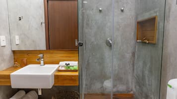 Suite (Mandacaru) | Bathroom | Shower, designer toiletries, hair dryer, bathrobes
