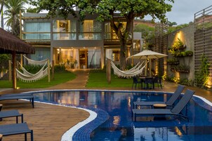 室外游泳池，池畔遮阳伞，日光浴躺椅