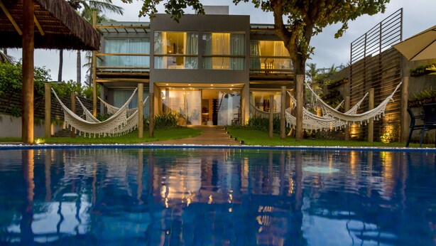 A modern two-story house with a swimming pool in front. - Flor de Lis Exclusive Hotel (Maceió)