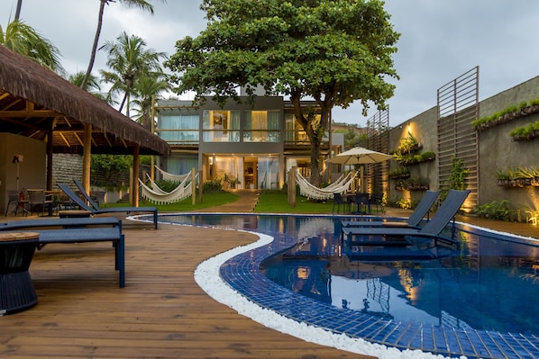 Utomhuspool, parasoller och solstolar