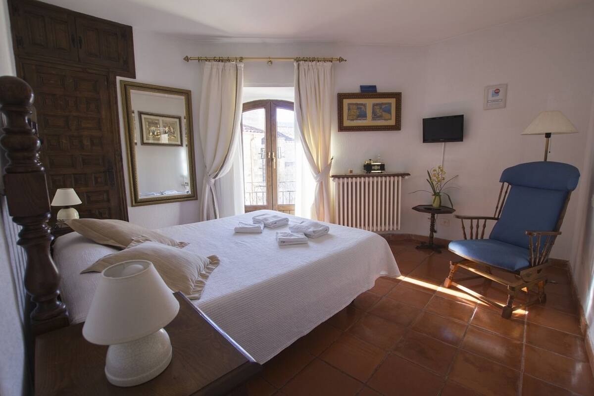 Camera doppia | Una scrivania, tende oscuranti, ferro/asse da stiro