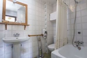Camera doppia | Bagno | Vasca, set di cortesia gratuito, asciugacapelli, asciugamani