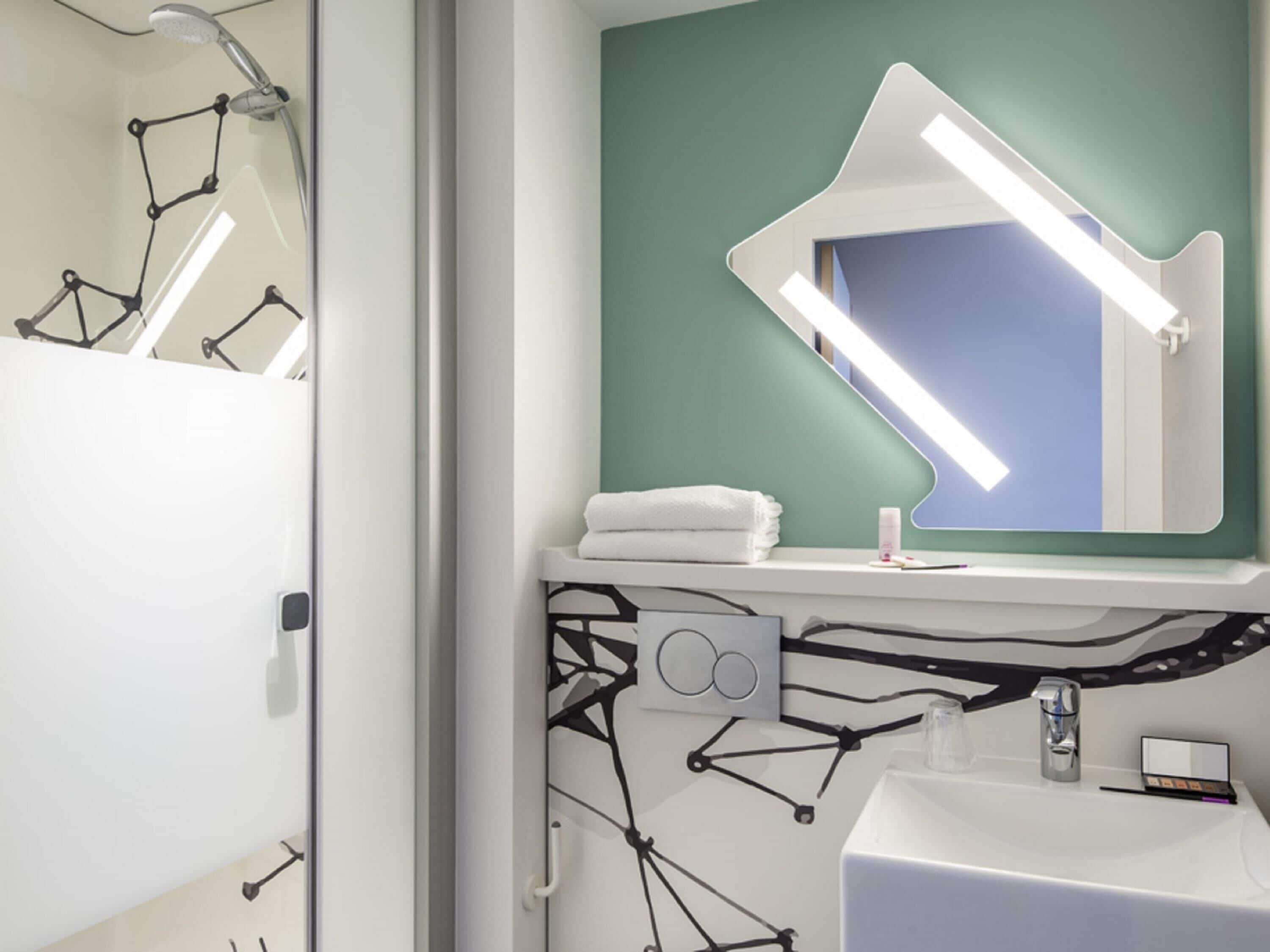 Quarto casal standard, 1 cama de casal | Individualmente mobiliados, escrivaninha, cortinas blackout