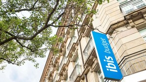 A building with a sign that reads 'ibis budget.'
