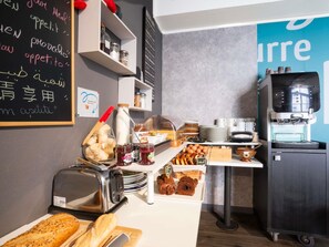 Una barra de desayuno con una máquina de café, frascos de conservas y un menú en una pizarra.