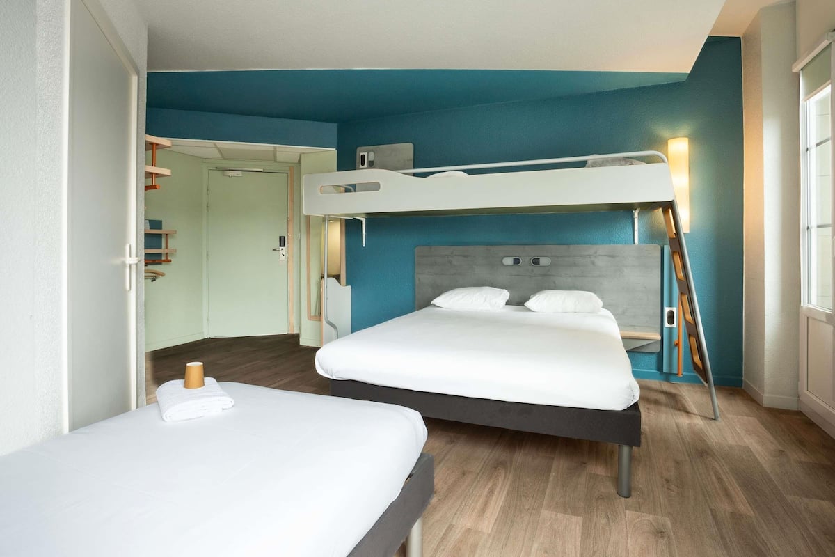 Familienzimmer, Mehrere Betten | Individuell eingerichtet, Schreibtisch, Verdunkelungsvorhänge