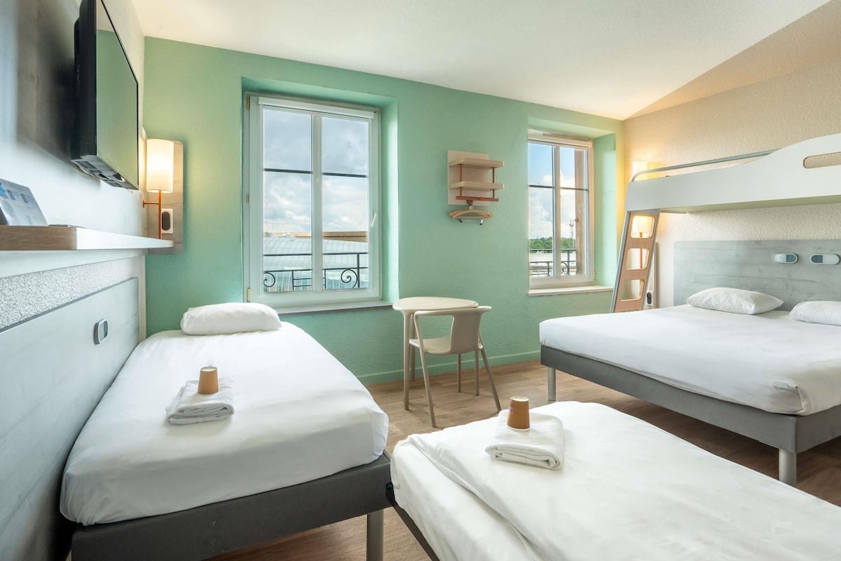 Zimmer (Tribu) | Individuell eingerichtet, Schreibtisch, Verdunkelungsvorhänge