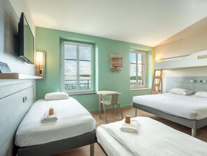 Muebles diferentes, escritorio y cortinas blackout