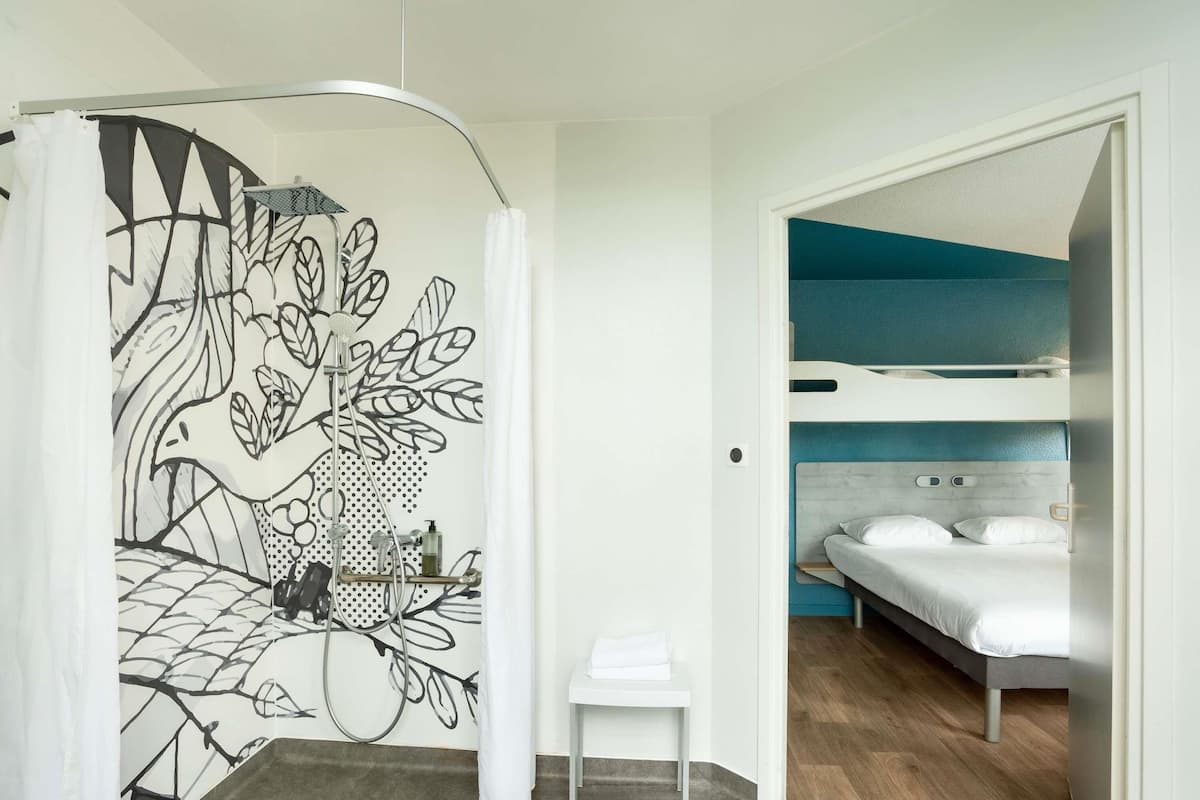 Chambre, accessible aux personnes Ă mobilitĂ© rĂ©duite | Ameublement unique, bureau, rideaux dâobscurcissement