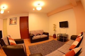 Apartemen Keluarga, 3 kamar tidur, 2 kamar mandi | Area keluarga | Smart TV 40-inci dengan saluran TV kabel, TV, dan Netflix