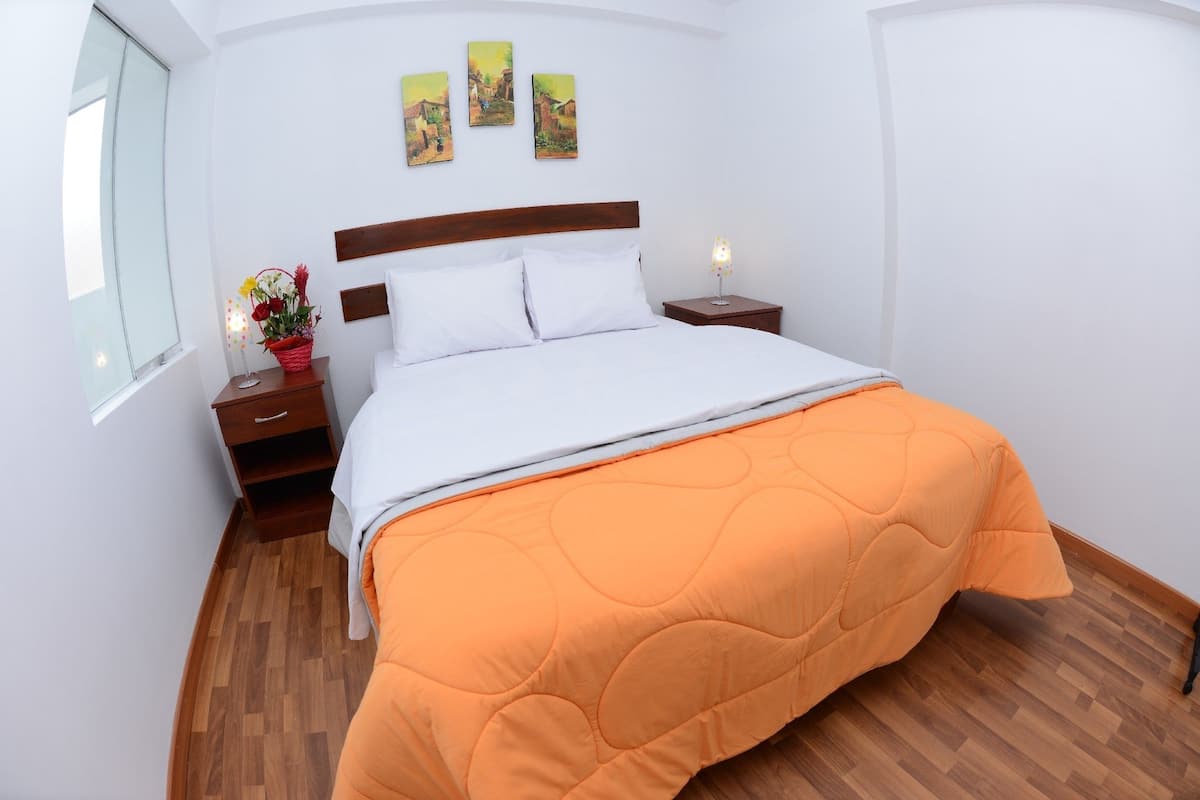 Appartement Familial, 3 chambres, 2 salles de bains, vue cour intérieure | 1 chambre, fer et planche à repasser, Wi-Fi gratuit, draps fournis