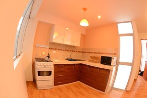 Fridge, microwave, cookware/dishes/utensils - Eco Aparts Cusco (Cusco)