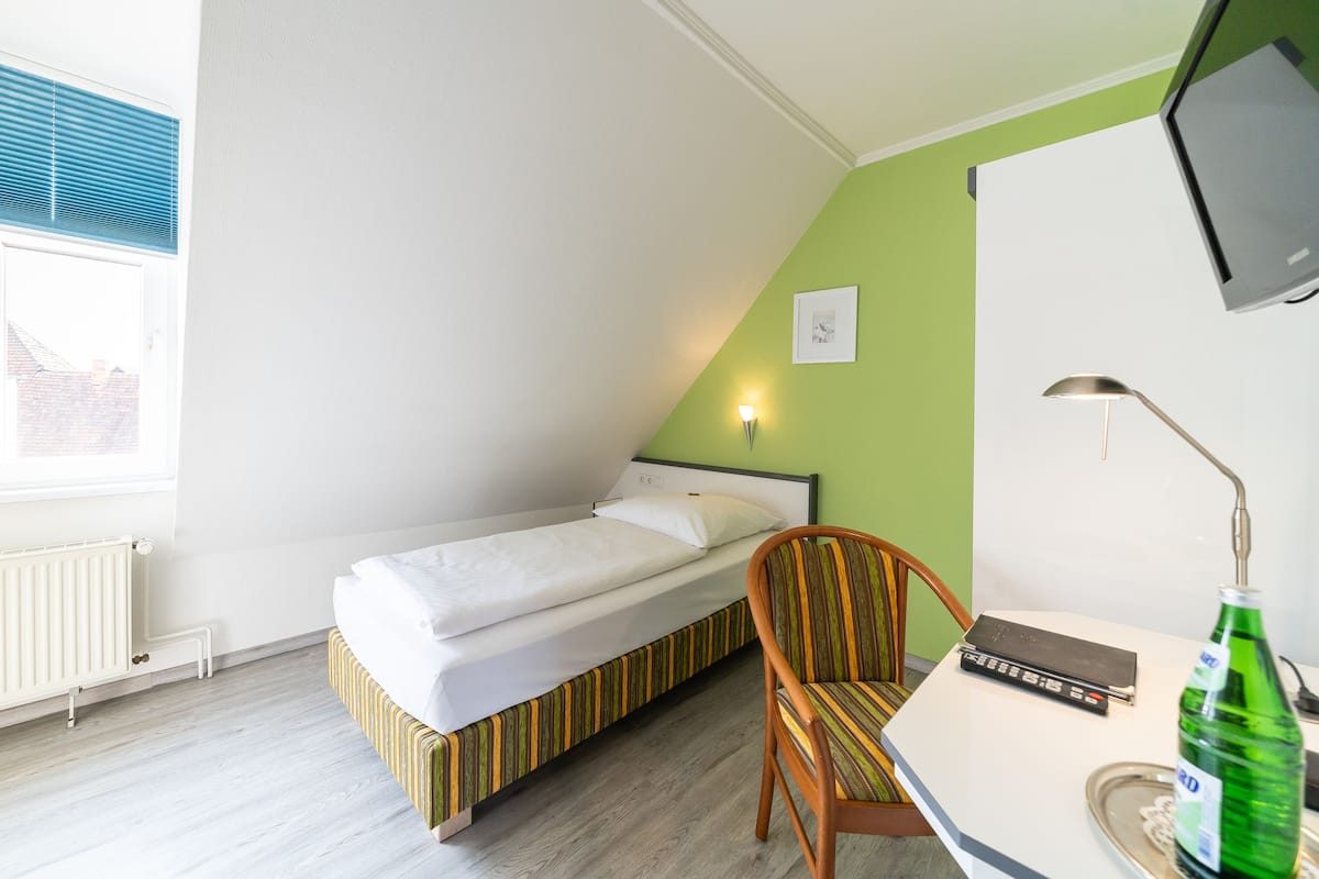 Single Room | Peralatan tempat tidur premium, dilengkapkan perabot secara berasingan