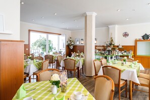 Free daily buffet breakfast  - Hotel Stadtkrug (Parchim)