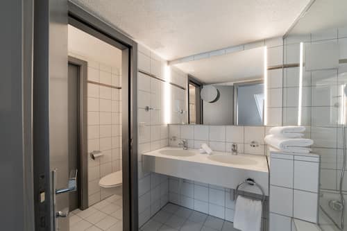 Duschwanne, Komfortbadewanne, Haartrockner, Bademäntel